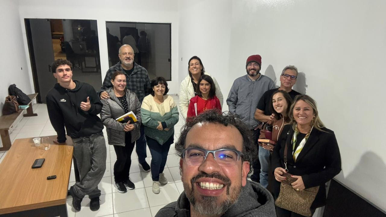 Irmãos e visitantes reunidos em adoração e estudos.