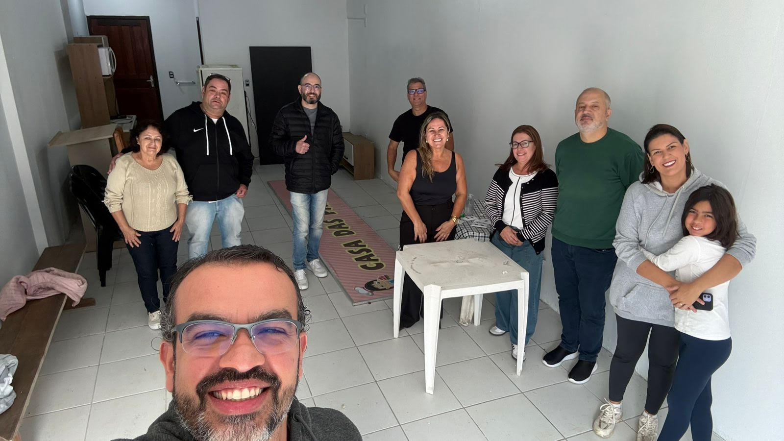 Pessoas reunidas após reunião