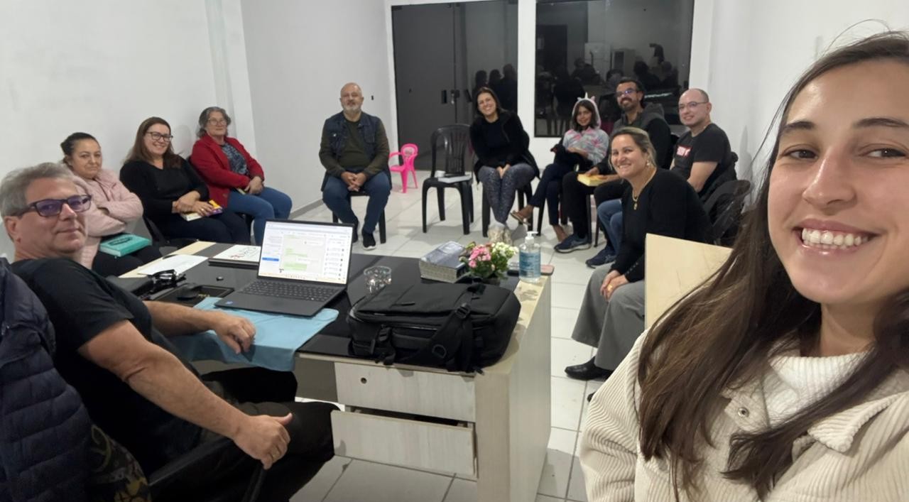 Grupo da igreja reunido em comunhão e estudos