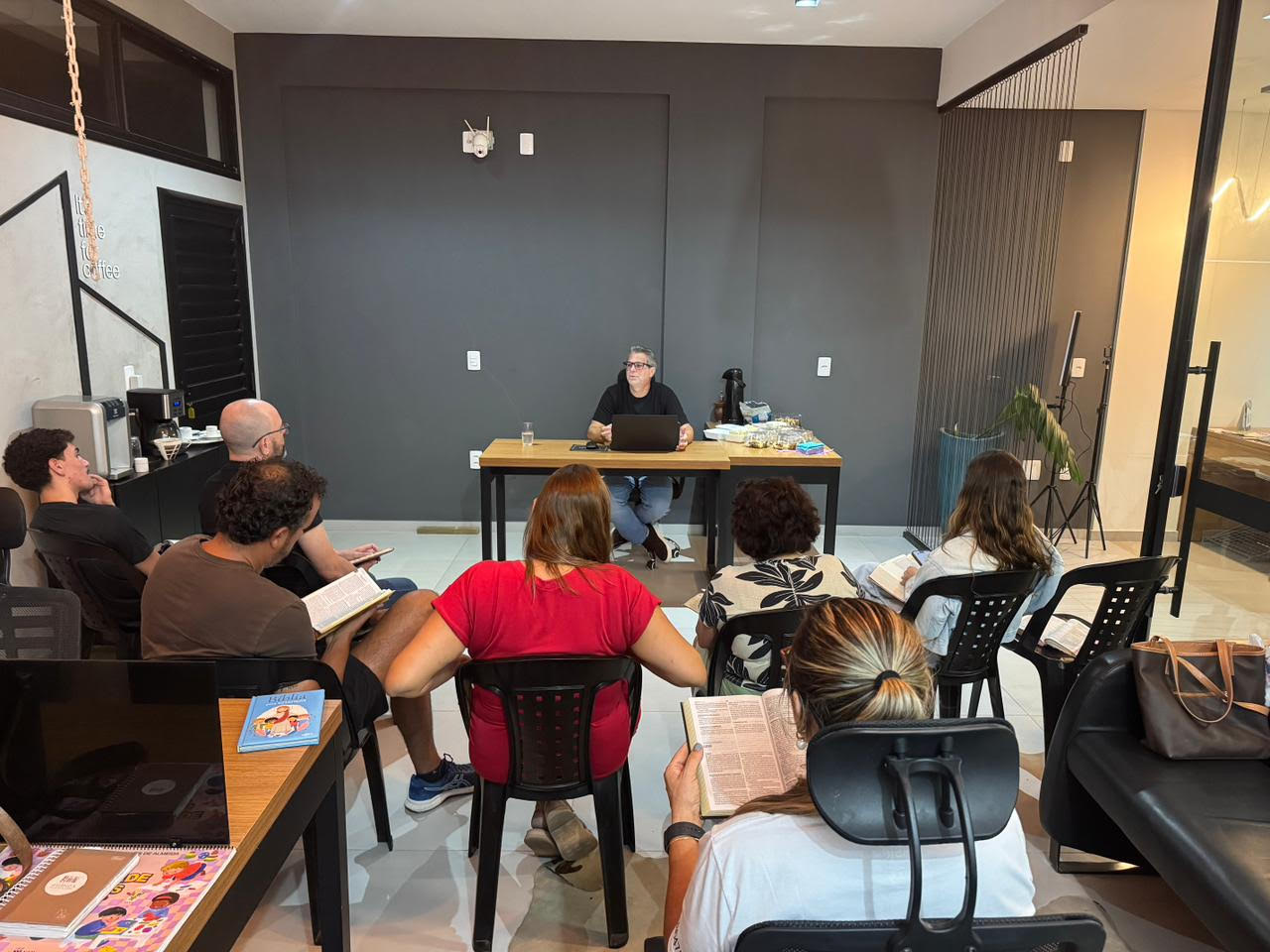 Reunião de estudo bíblico com participação ativa da comunidade