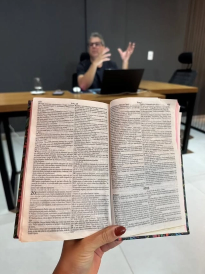 Momento de estudo bíblico em comunidade cristã