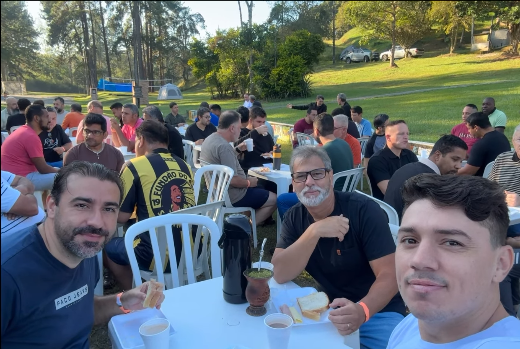 Irmãos reunidos numa mesa em evento cristão