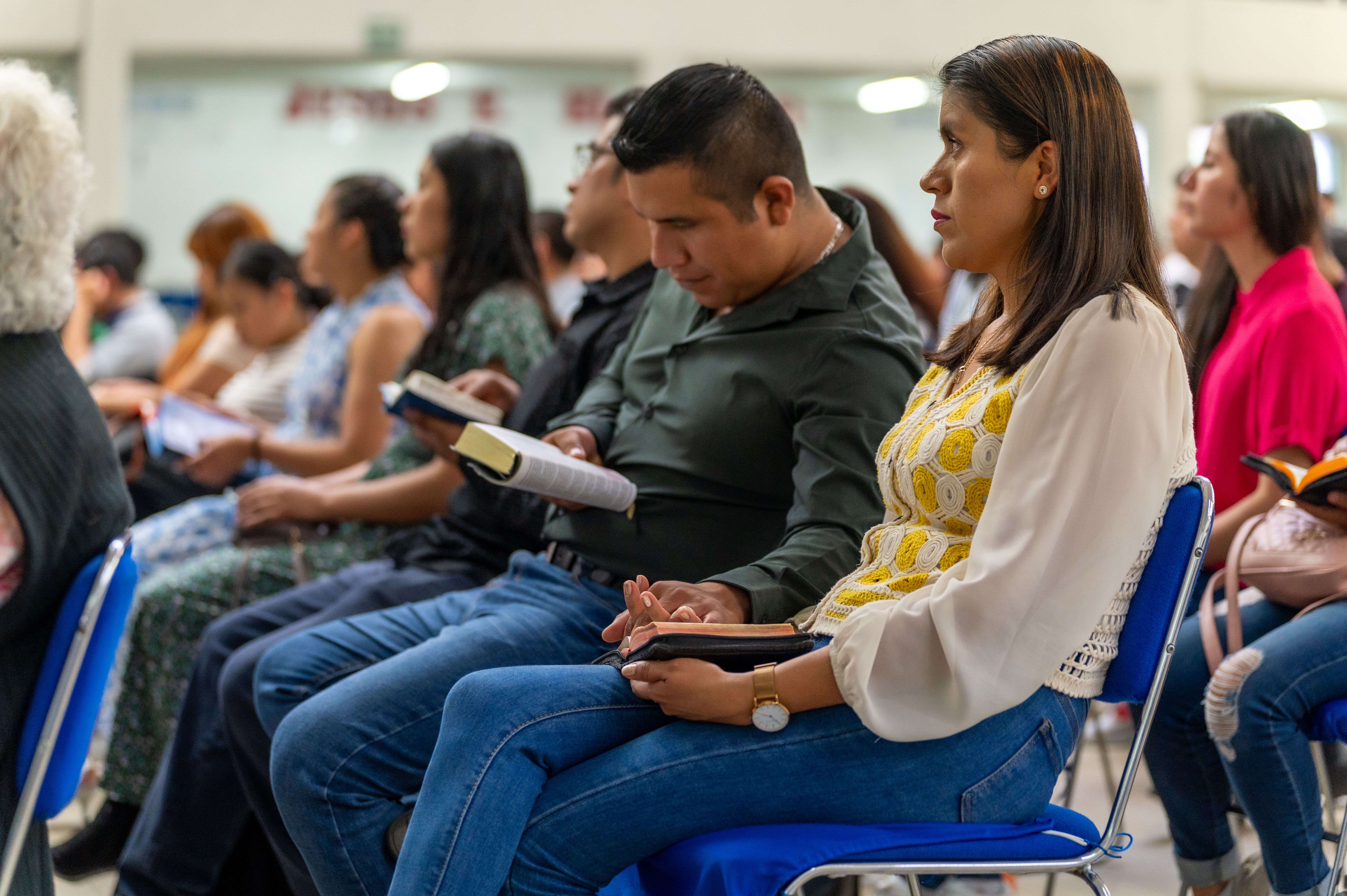 Comunidade reunida em adoração