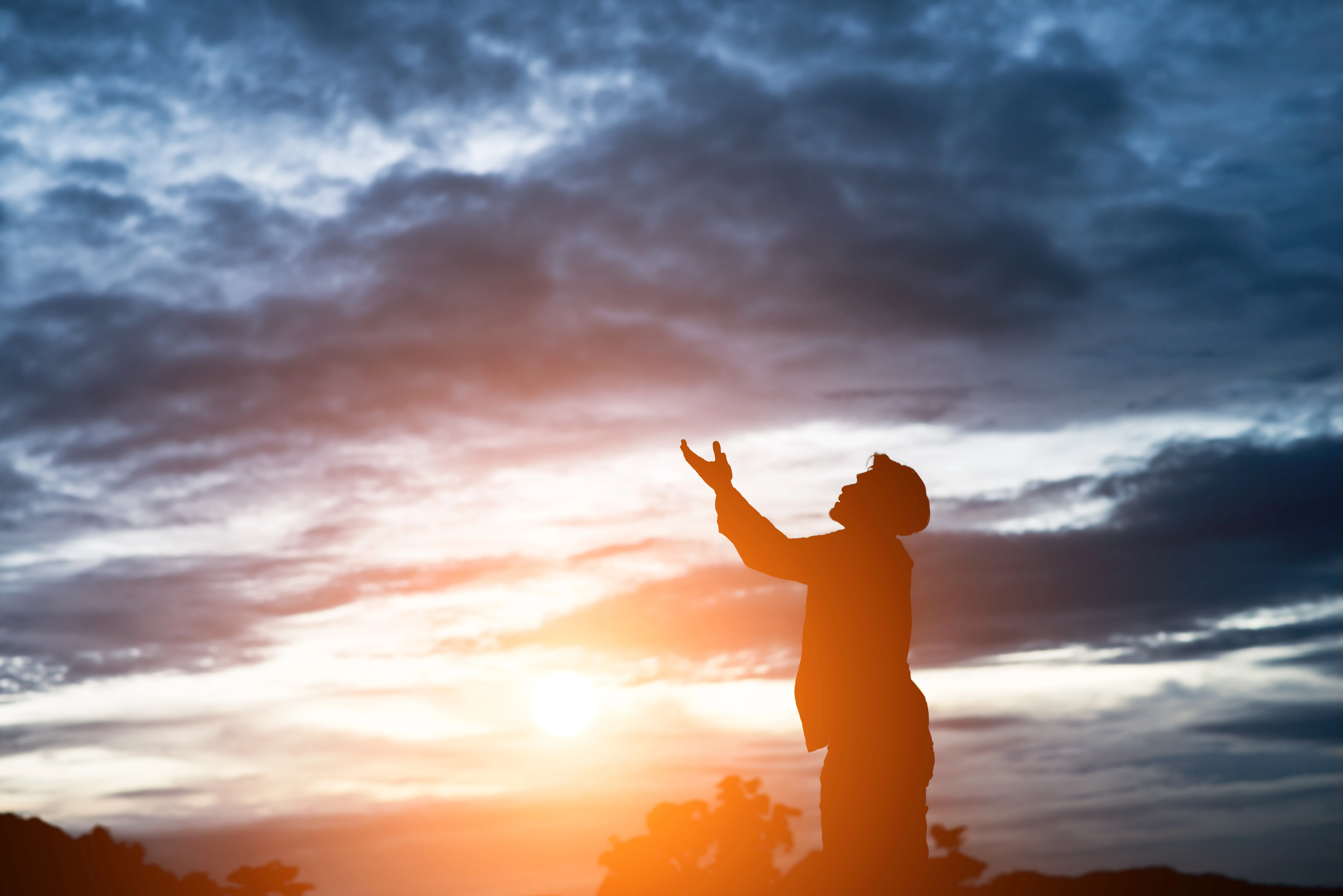 Pessoas em comunhão ao pôr do sol